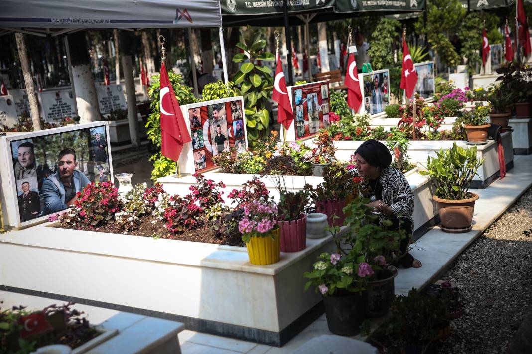 Bayram arifesinde şehitliklerde hüzün: Kahramanlara koştular 7